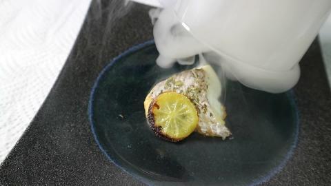 鯛の柚子風味焼き瞬間スモーク