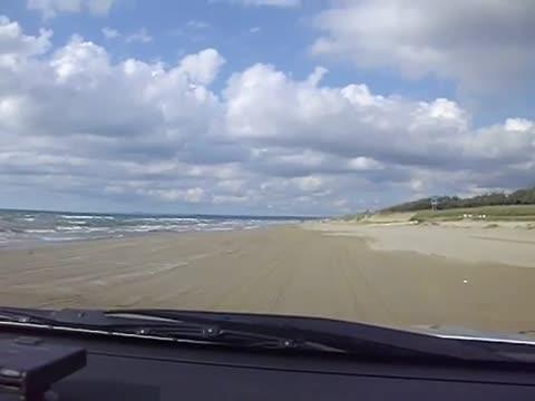 砂浜を車で疾走！なぎさドライブウェイ