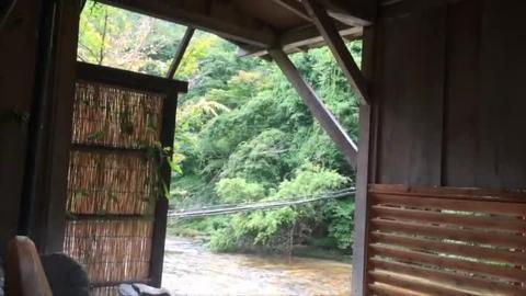 [Video] Kamar khusus dengan pemandian terbuka, pemandian terbuka yang mengalir langsung dari sumbernya di sepanjang aliran sungai yang jernih