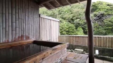 外風呂は檜です　島の景色を眺めながらの入浴は最高！