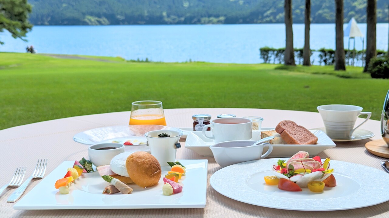 湖を望む絶景レストランで優雅な朝食を【ロイヤルブレックファスト】ル・トリアノン
